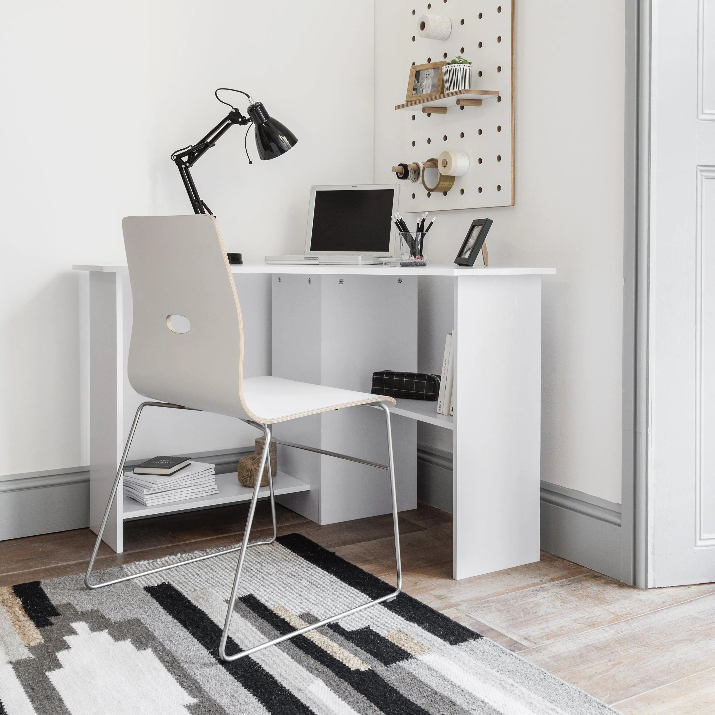 Outlet - Essie Corner Desk - White