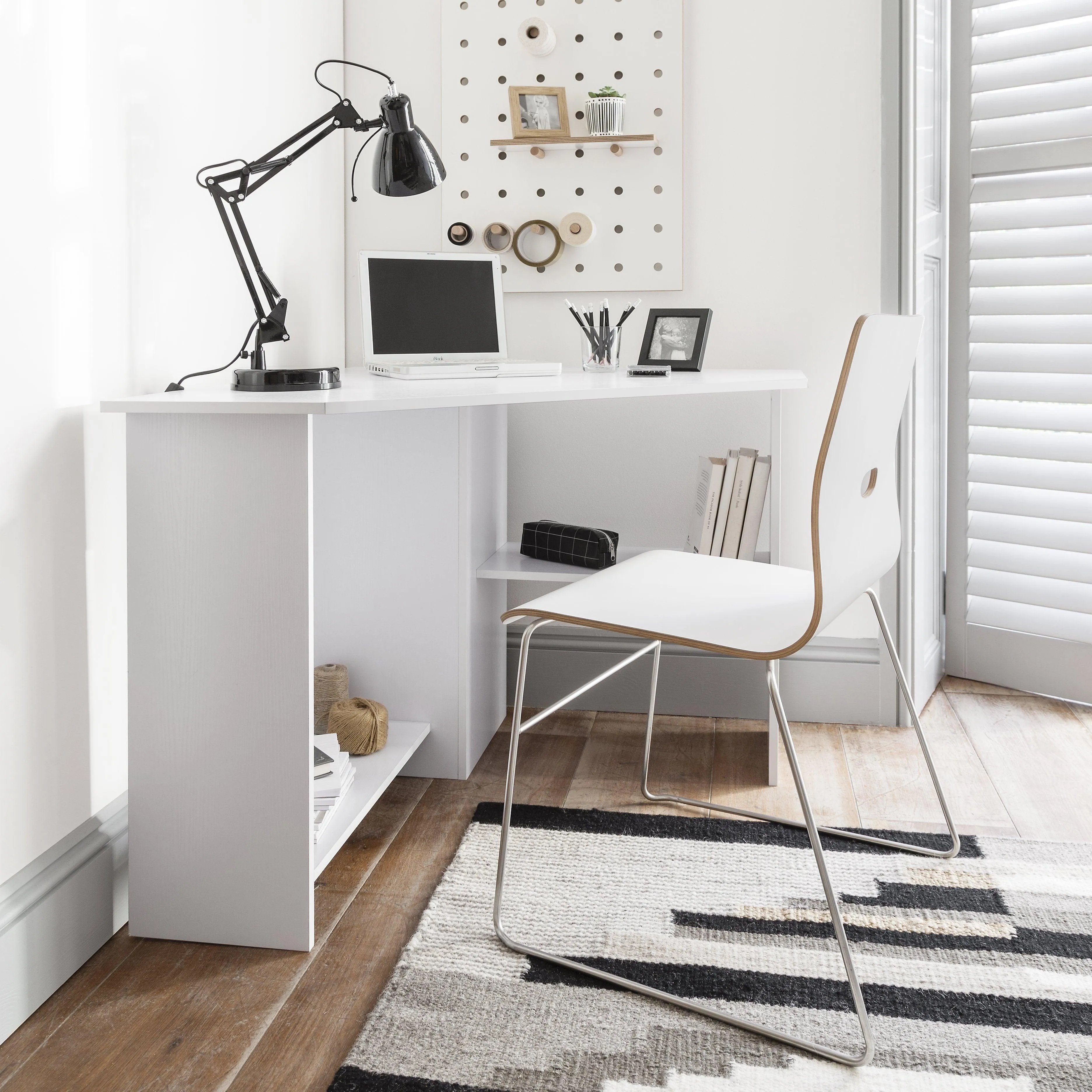 Outlet - Essie Corner Desk - White